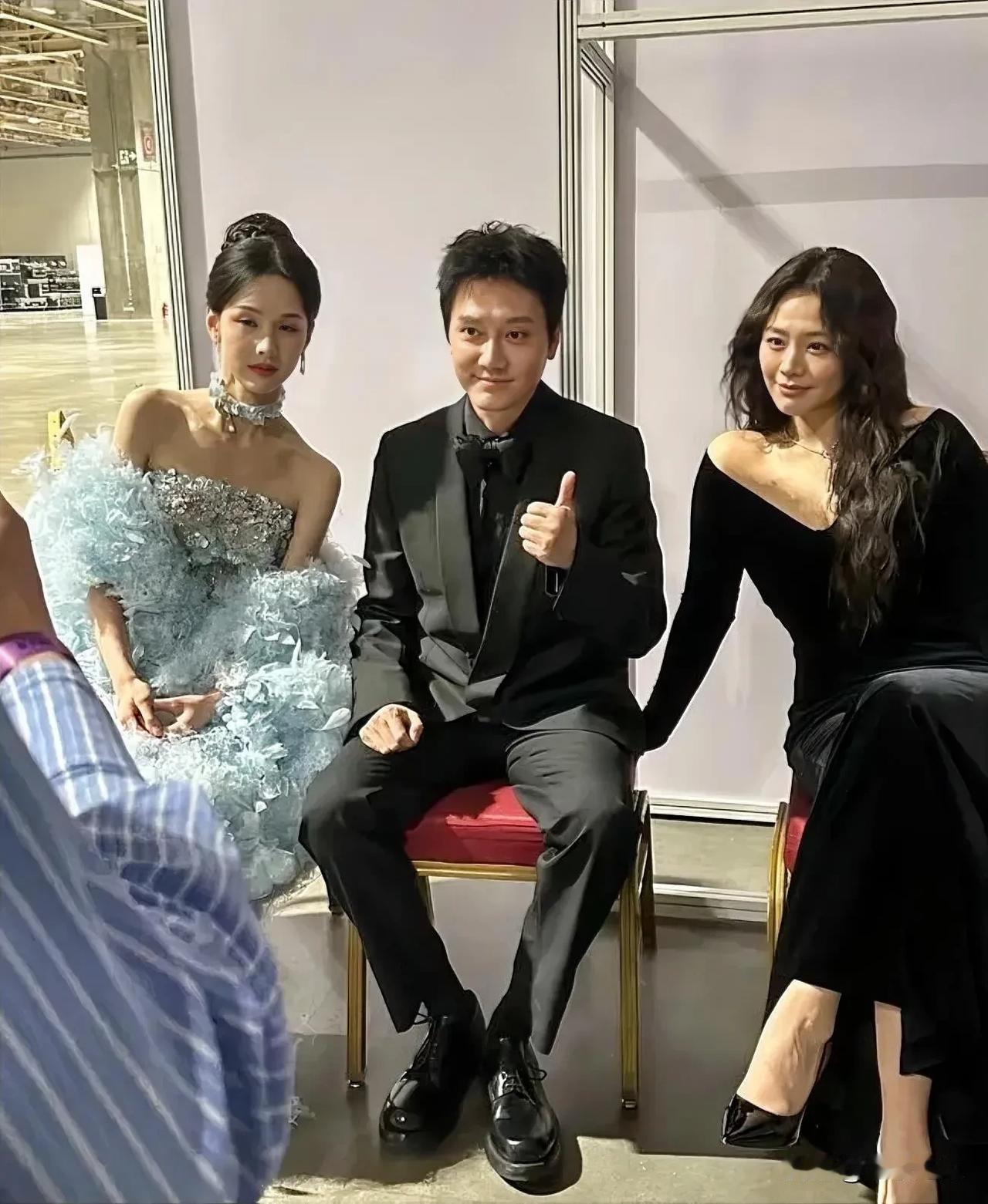 冯绍峰真行啊！左有陈都灵，右有马思纯，两位大美女把他夹在 C 位。这画面看着就美