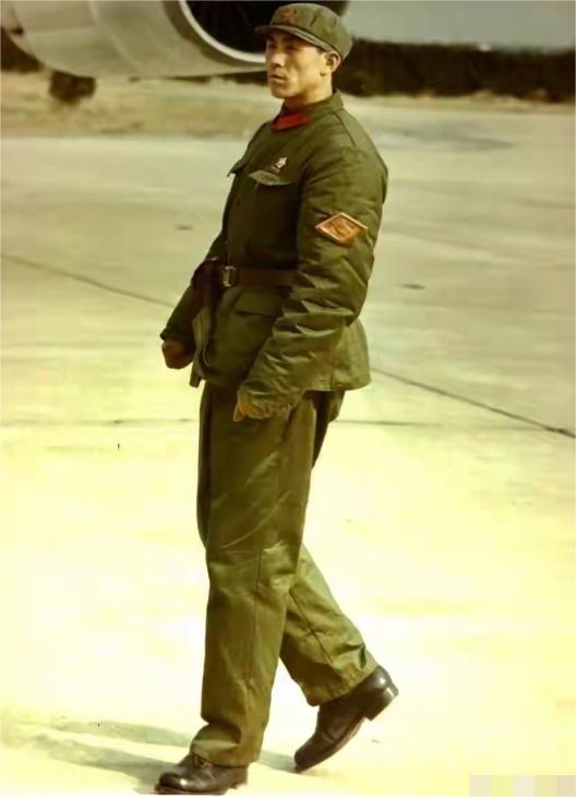 这是1972年美国总统尼克松访华时，美国媒体拍到的专机旁中国士兵，他身材高大，虎