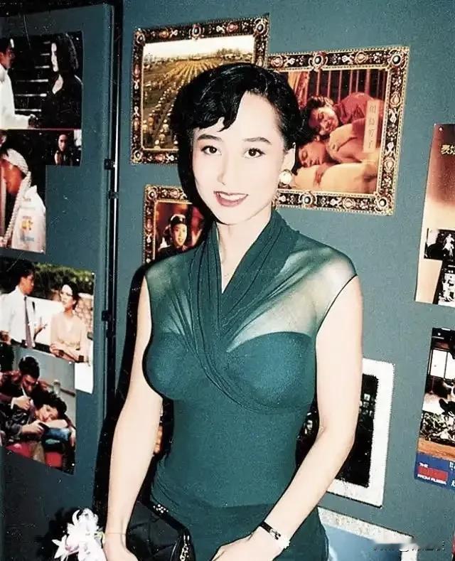 我之前看利智的介绍，她虽然是很小就去了香港，那时候没有读书，但她的家庭其实是书香