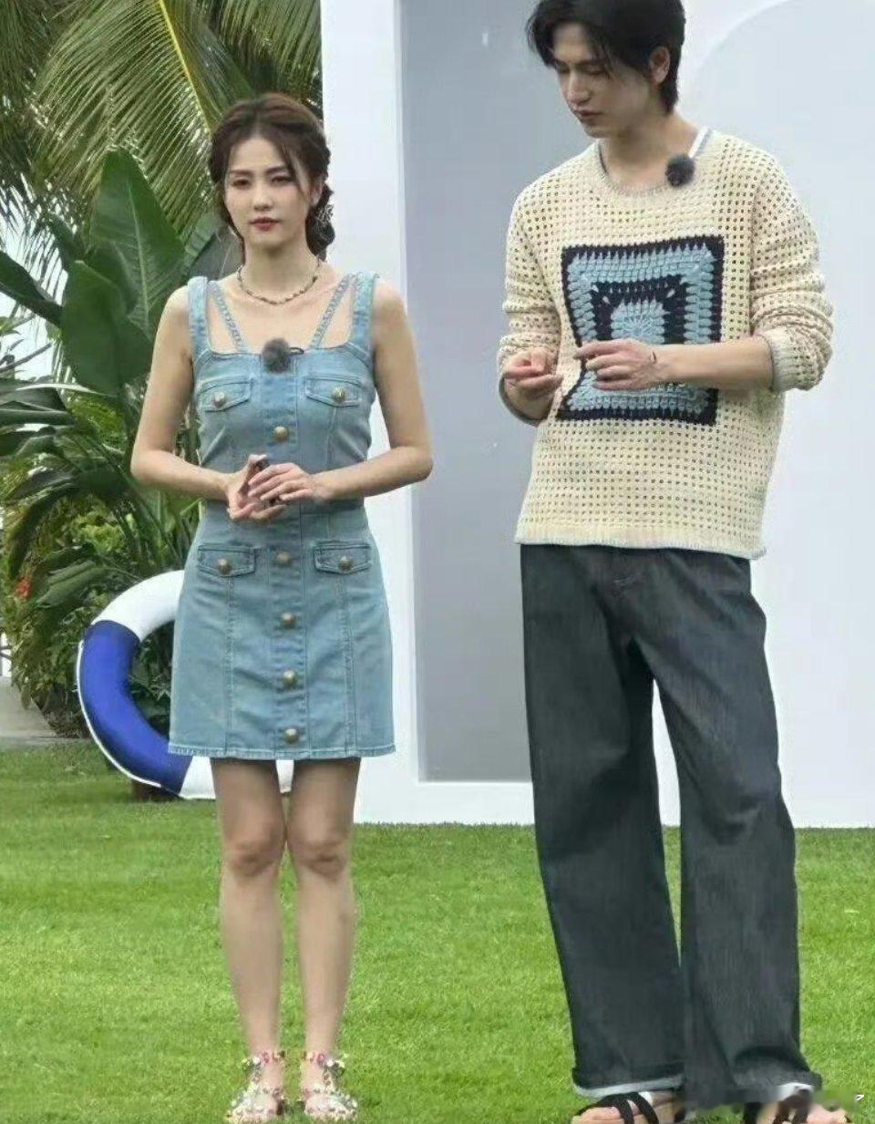 鹿毛她姐这肩宽比张凌赫的还要宽啊[举手] ​​​