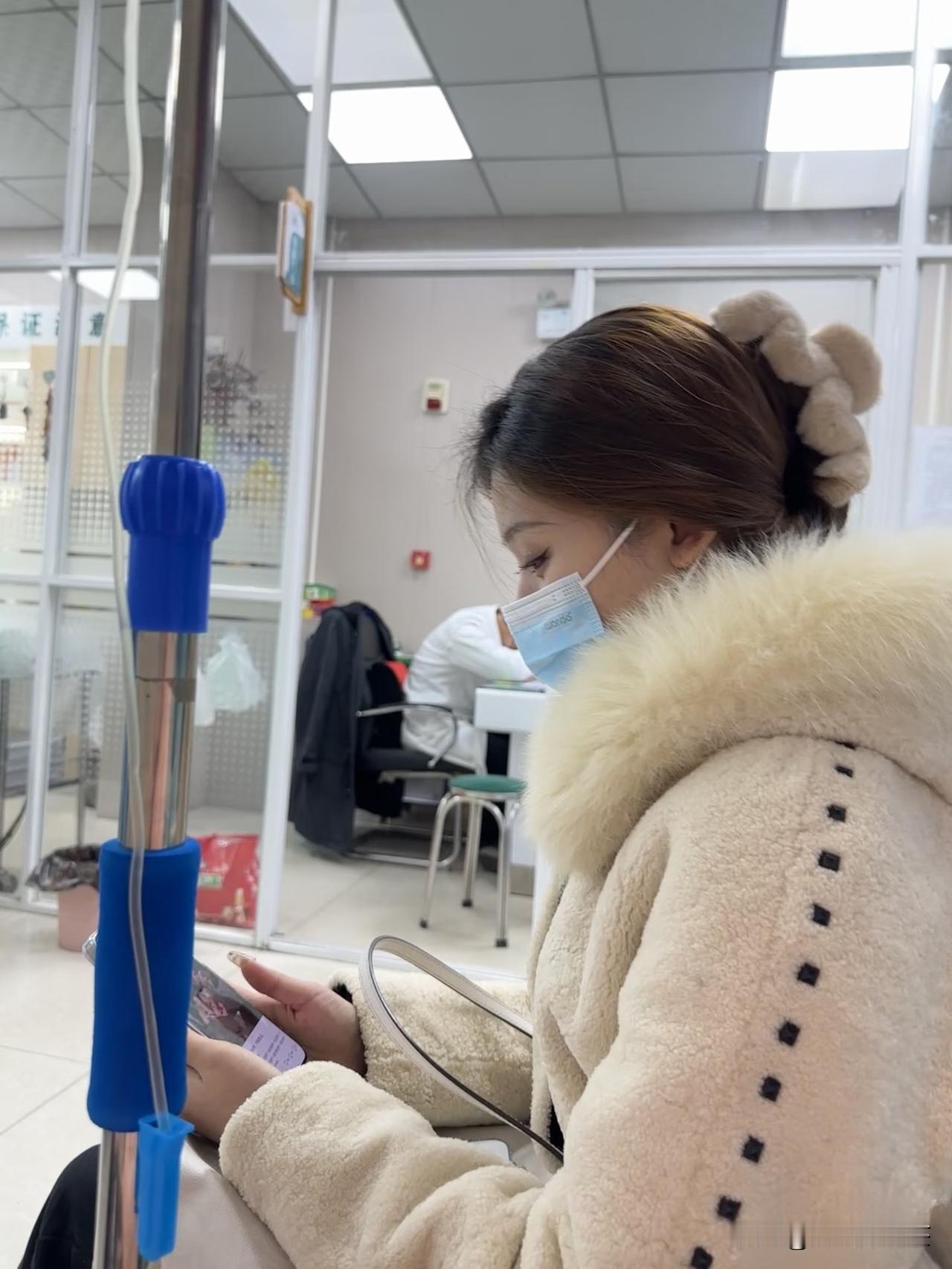 来医院输液了！这个月好不容易偷偷的攒了500块钱，结果被甲流发现了全部被它抢走了