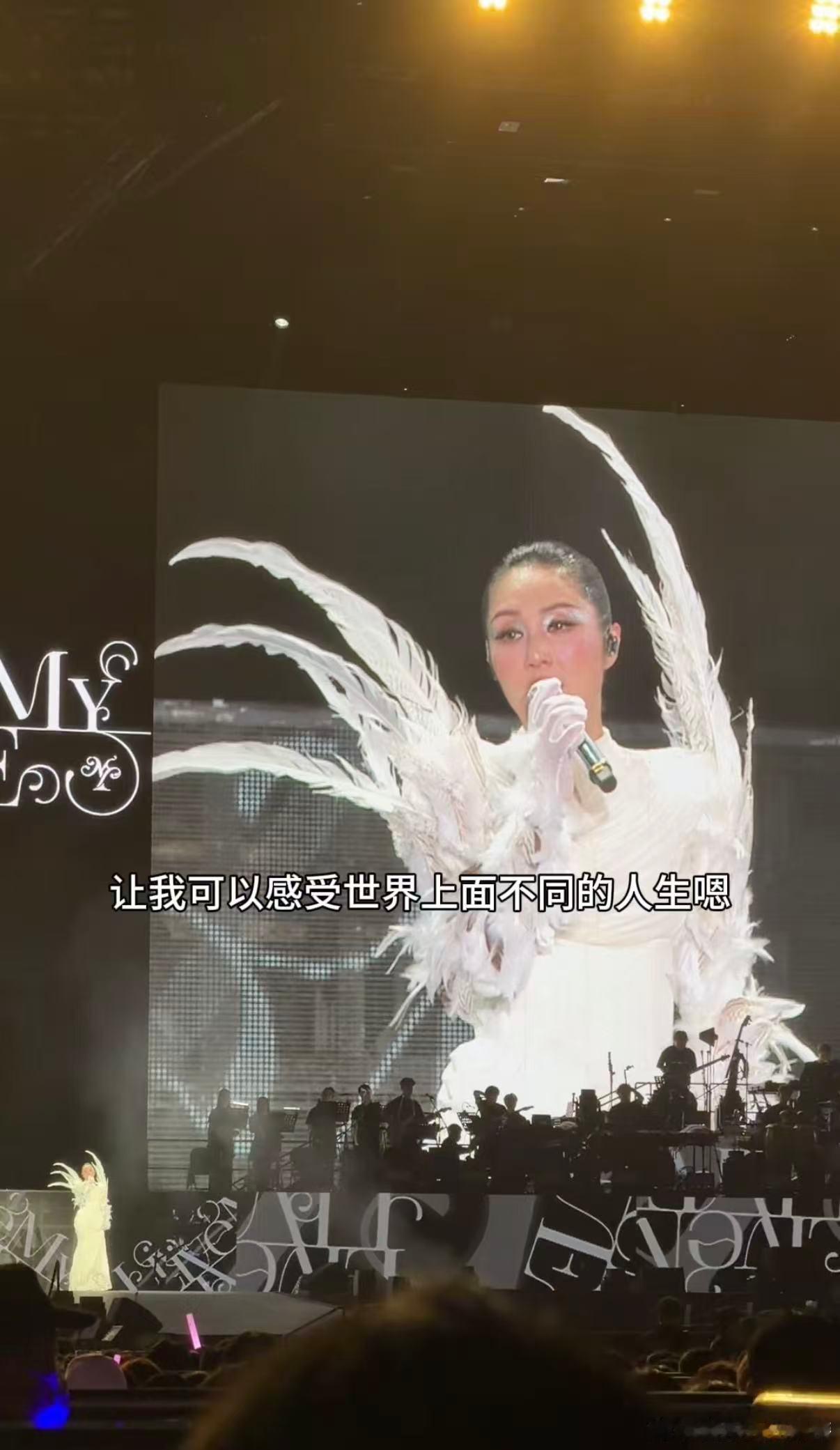 杨千嬅谢谢大家喜欢香港电影上海演唱会talking太有共鸣！多亏香港电影，让更多