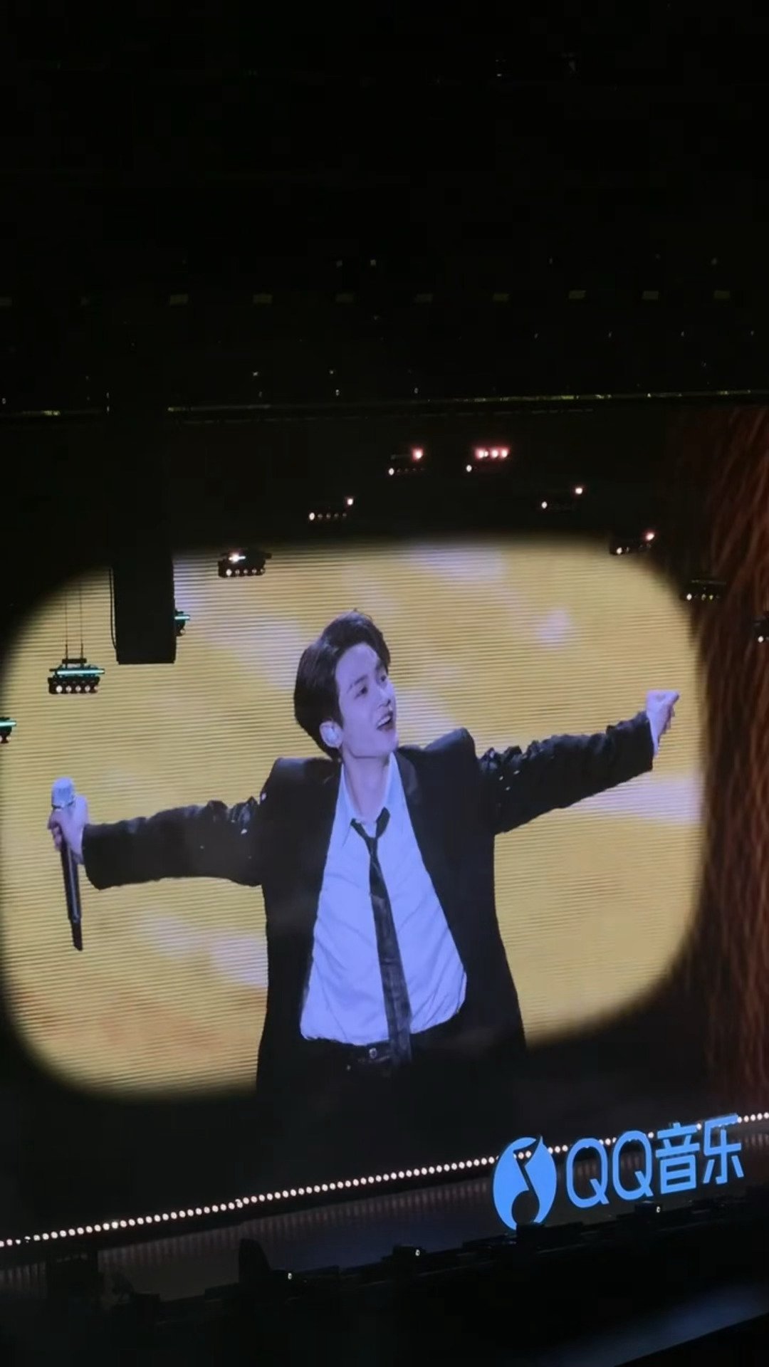 就这样张开双臂飞奔向小炭火🥹🥹🫶🏻檀健次飞奔向粉丝