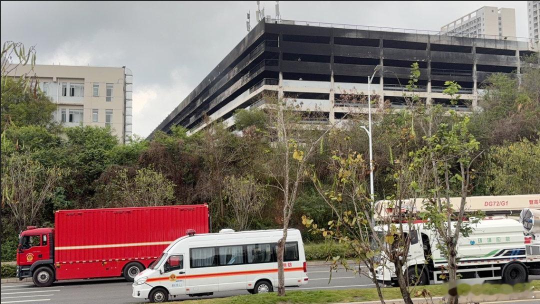 【比亚迪坪山工厂两楼层被烧得焦黑比亚迪坪山工厂未着火楼层仍有不少轿车】4月14日