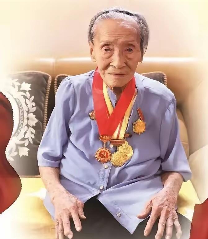 1951 年，我军在海南逮捕一位女海盗首领，竟是失散 11 年的琼崖纵队女班长，
