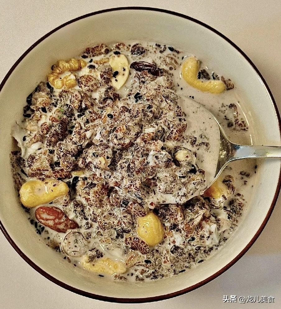 吃1斤等于10斤小米！早上一碗，润肠通便、护血管强免疫
 
燕麦是随处可见的平价