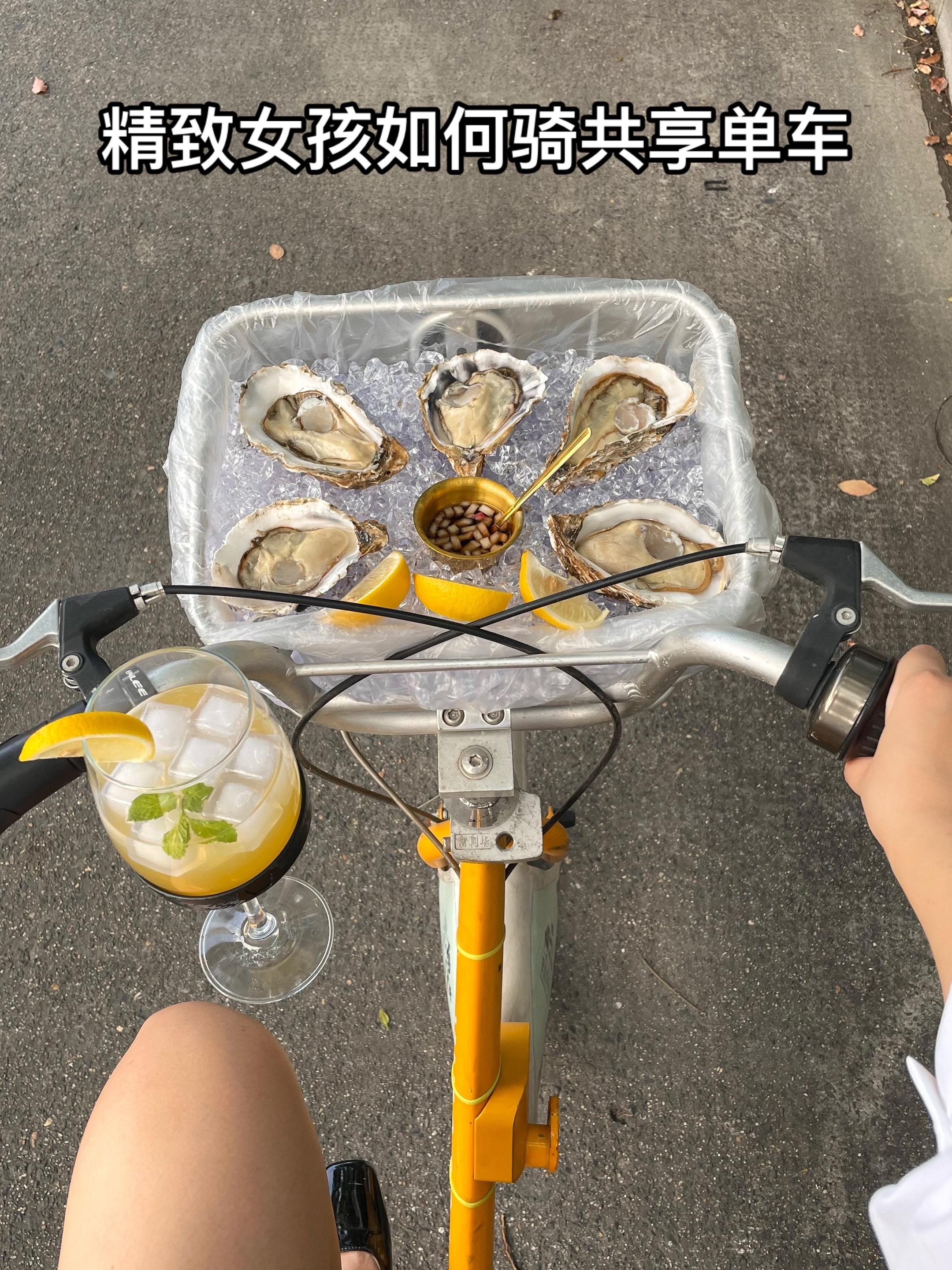 精致女孩如何骑共享单车。