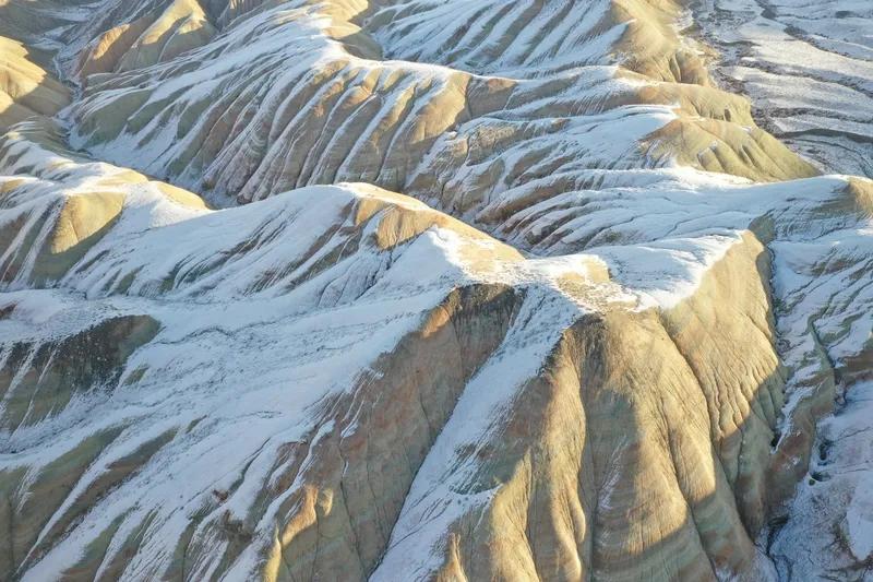 《八声甘州·观高山流水感怀》
 
望嵯峨峻岭入青冥，翠影漫峰头。正清泉飞泻，银涛