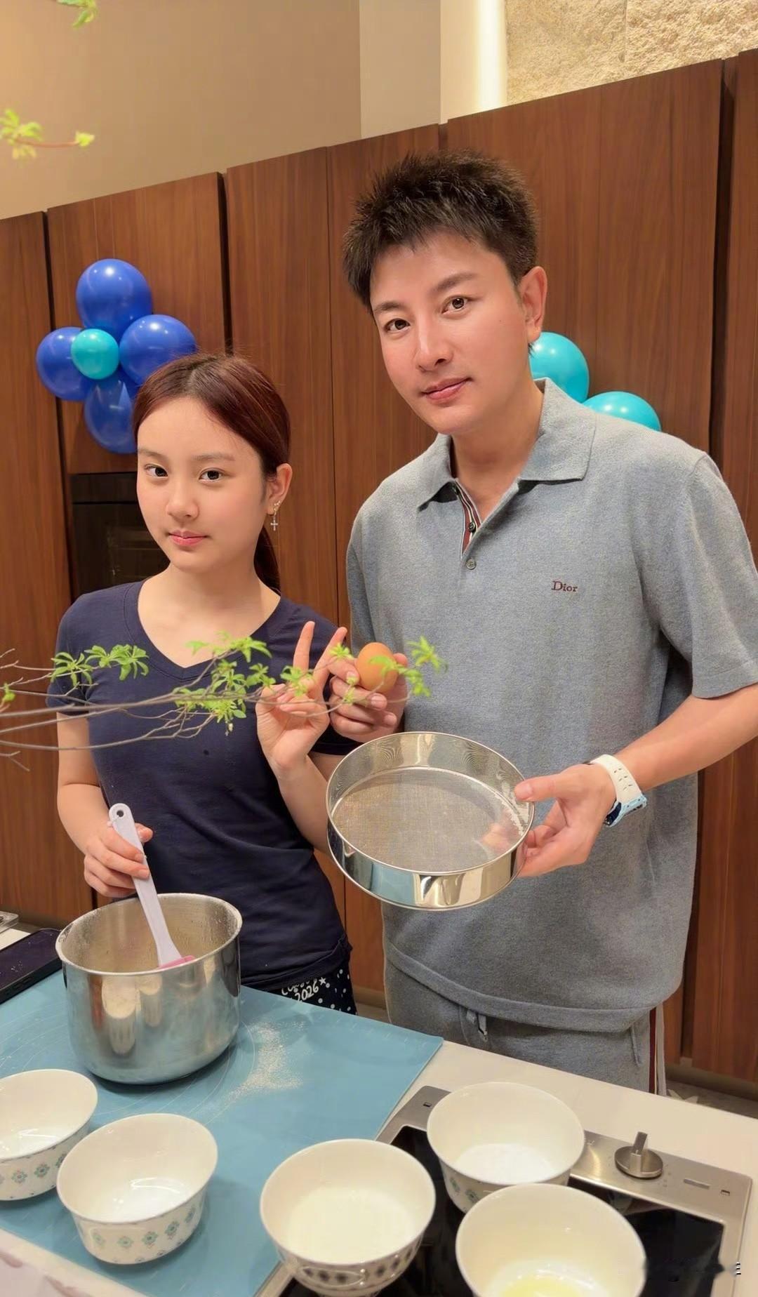 甜馨都长这么大了，五官长得真像贾乃亮，特别第一张，眼睛鼻子嘴巴都一样！跟她妈妈一