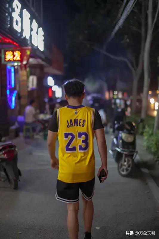 湖人这休赛期真是危机四伏啊！现在湖人虽和里夫斯完成续约，可后面就没啥动作，还可能