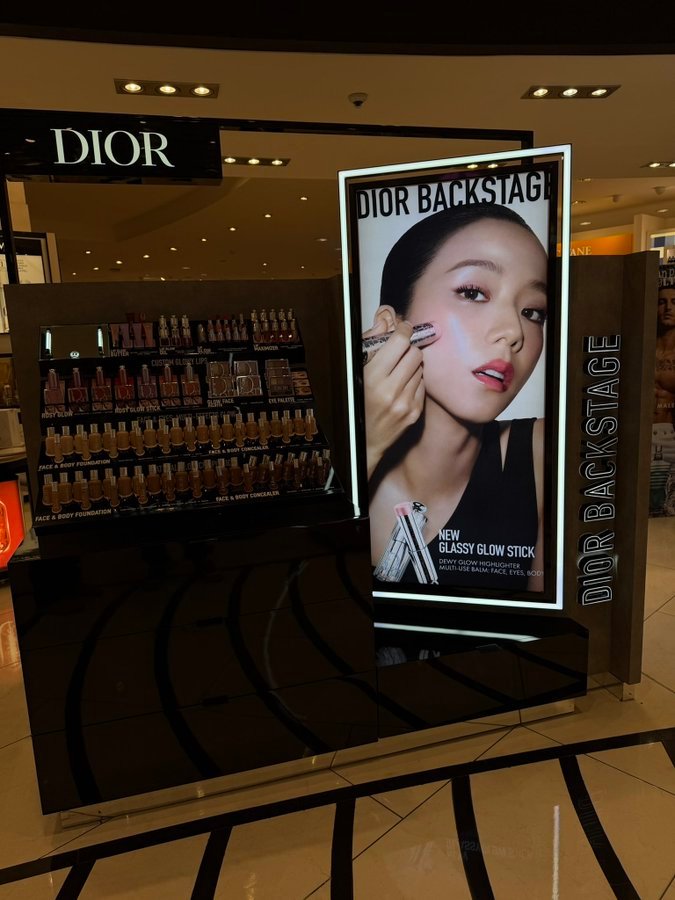 kimjisoo  喔这一款NEW GLASSY GLOW STICK好像上个月
