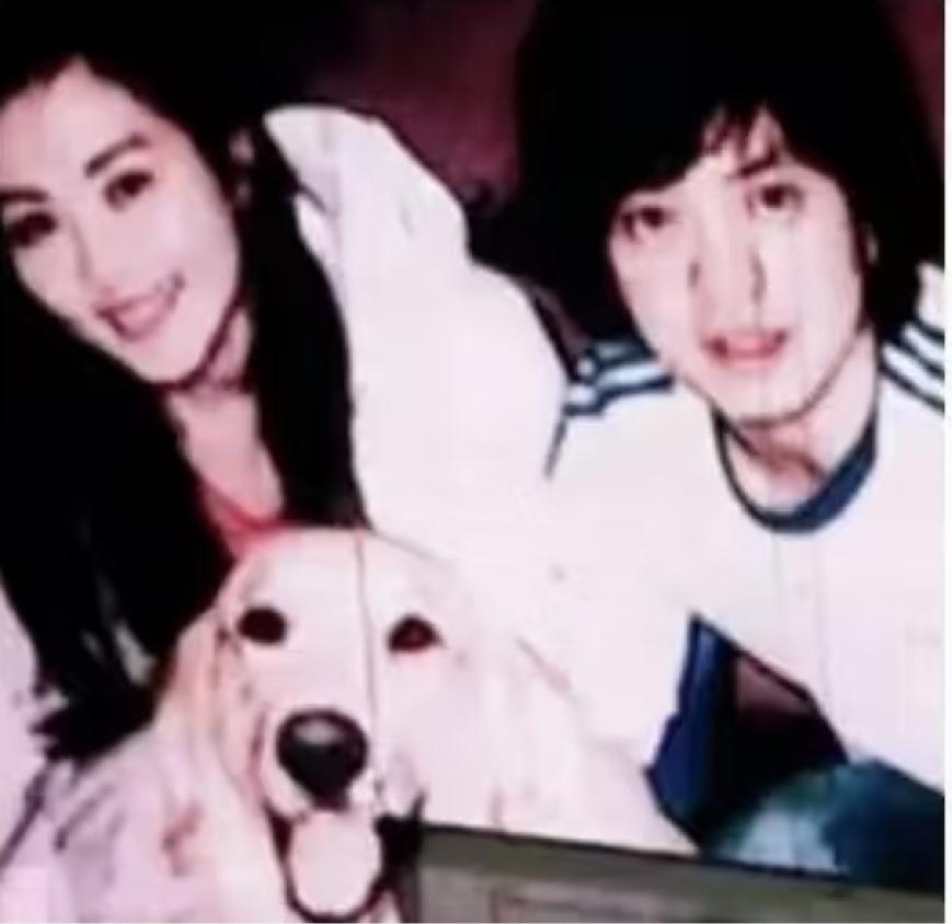 抱着猫咪的李健好温柔，李健和妻子青梅竹马感情深，他给妻子取了个昵称叫“小贝壳”。