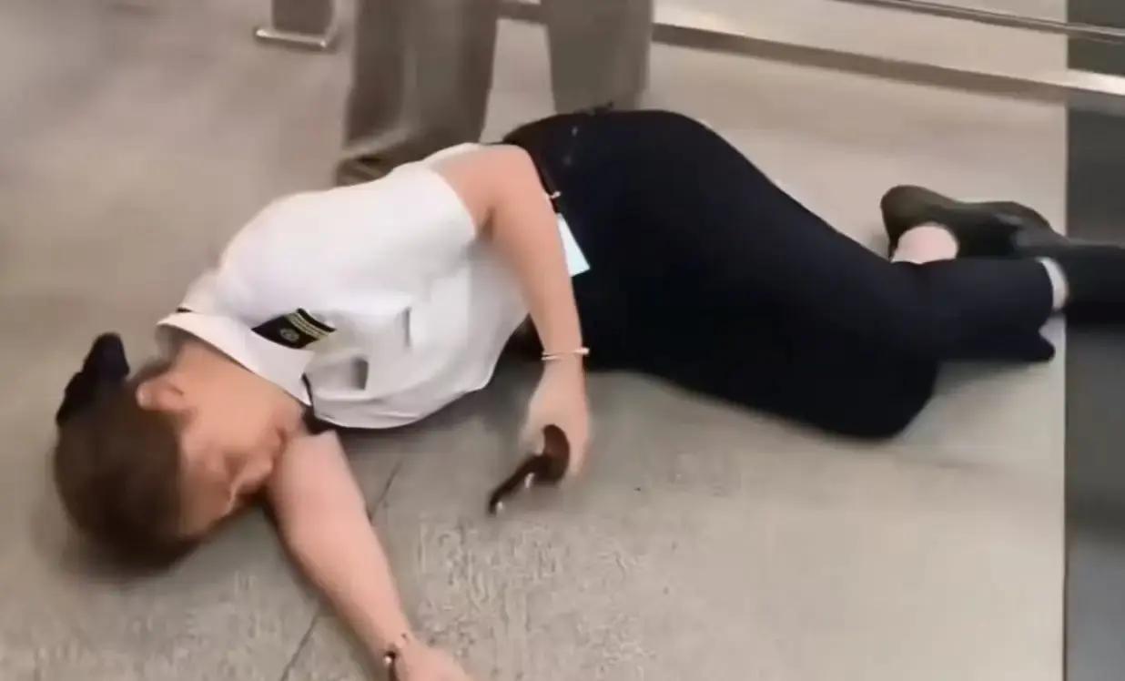 “列车明明还没开，只差几分钟，为什么就不能通融放行？”广州，女子买的高铁16：3