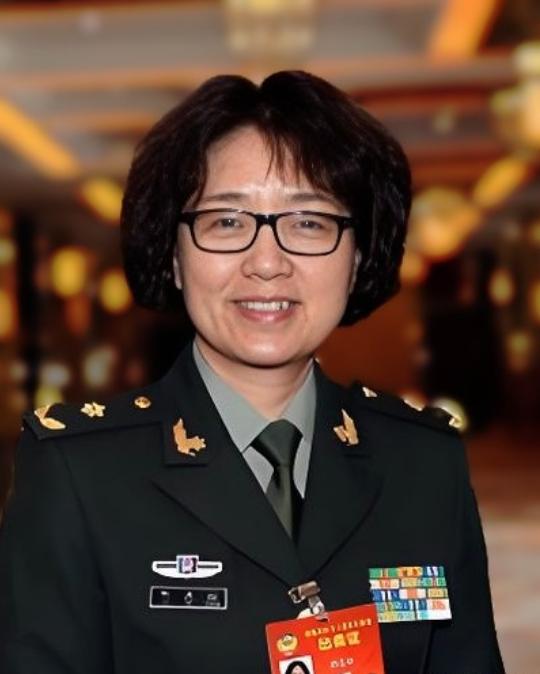 请大家停留片刻，为这位巾帼科学家送上一束花，留下一颗爱心，说一句“致敬民族脊梁”