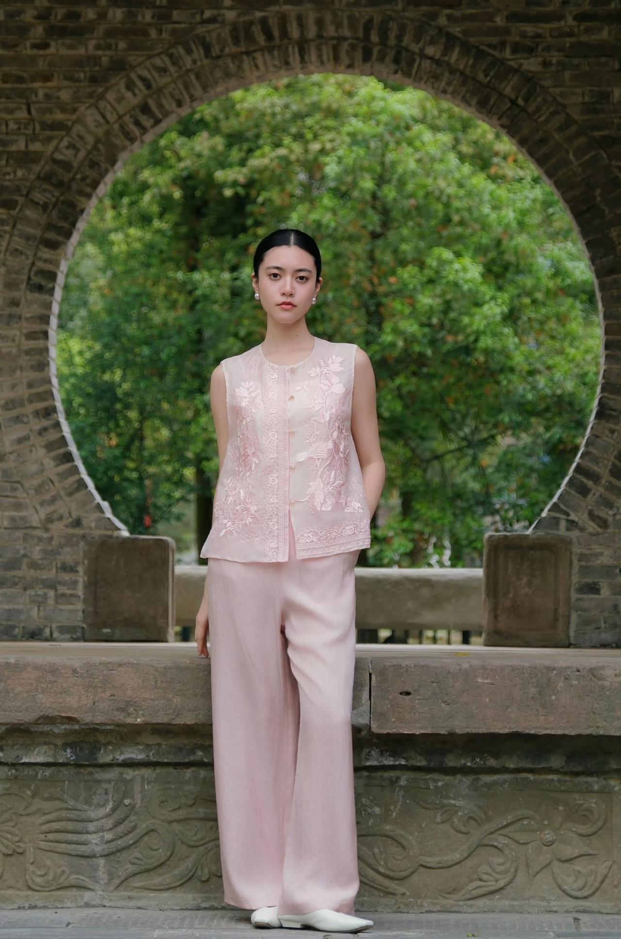 传统工艺与现代剪裁的碰撞，既有东方女子的含蓄，又不失当代女性的洒脱。

搭配古建