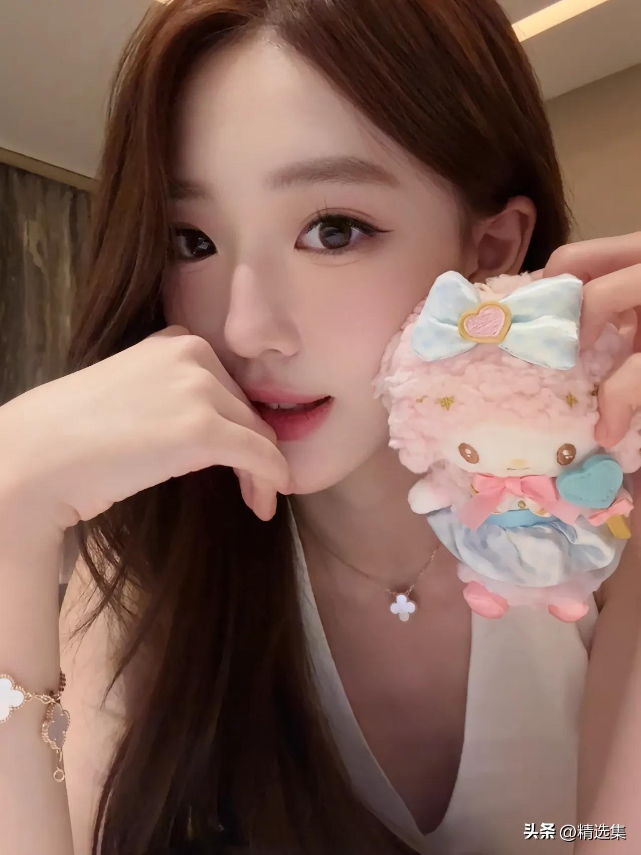 粉黛美人笑，手捧萌物俏。
