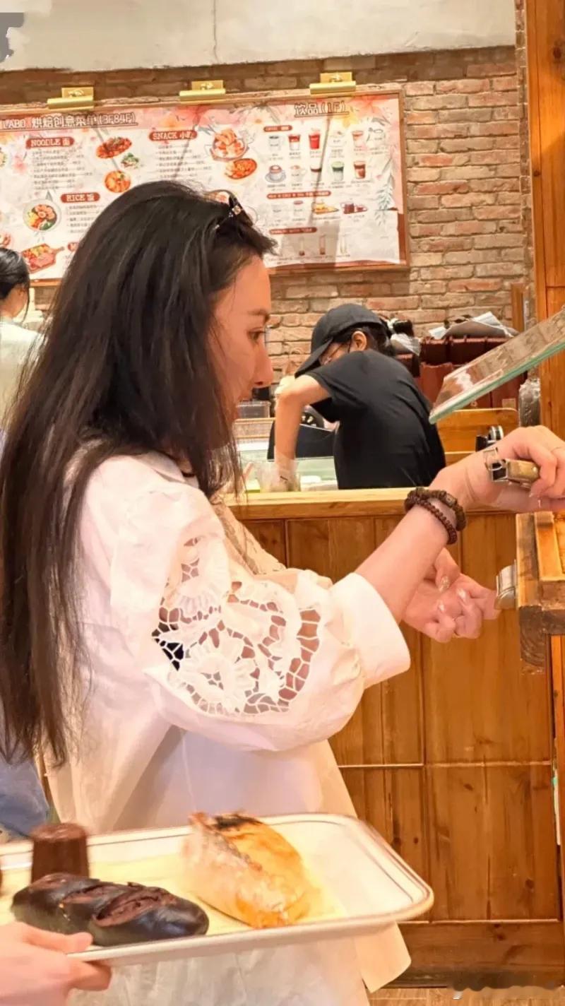 宋祖儿现身一家面包店买东西，本人生图线下这么美呀，有点撞脸张柏芝。 