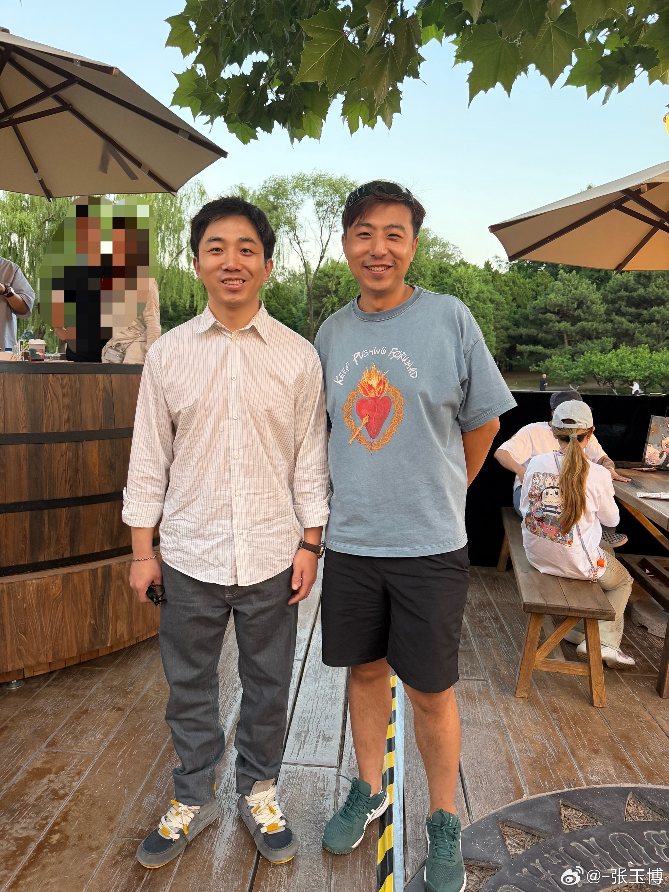 说我俩长得挺像？ 