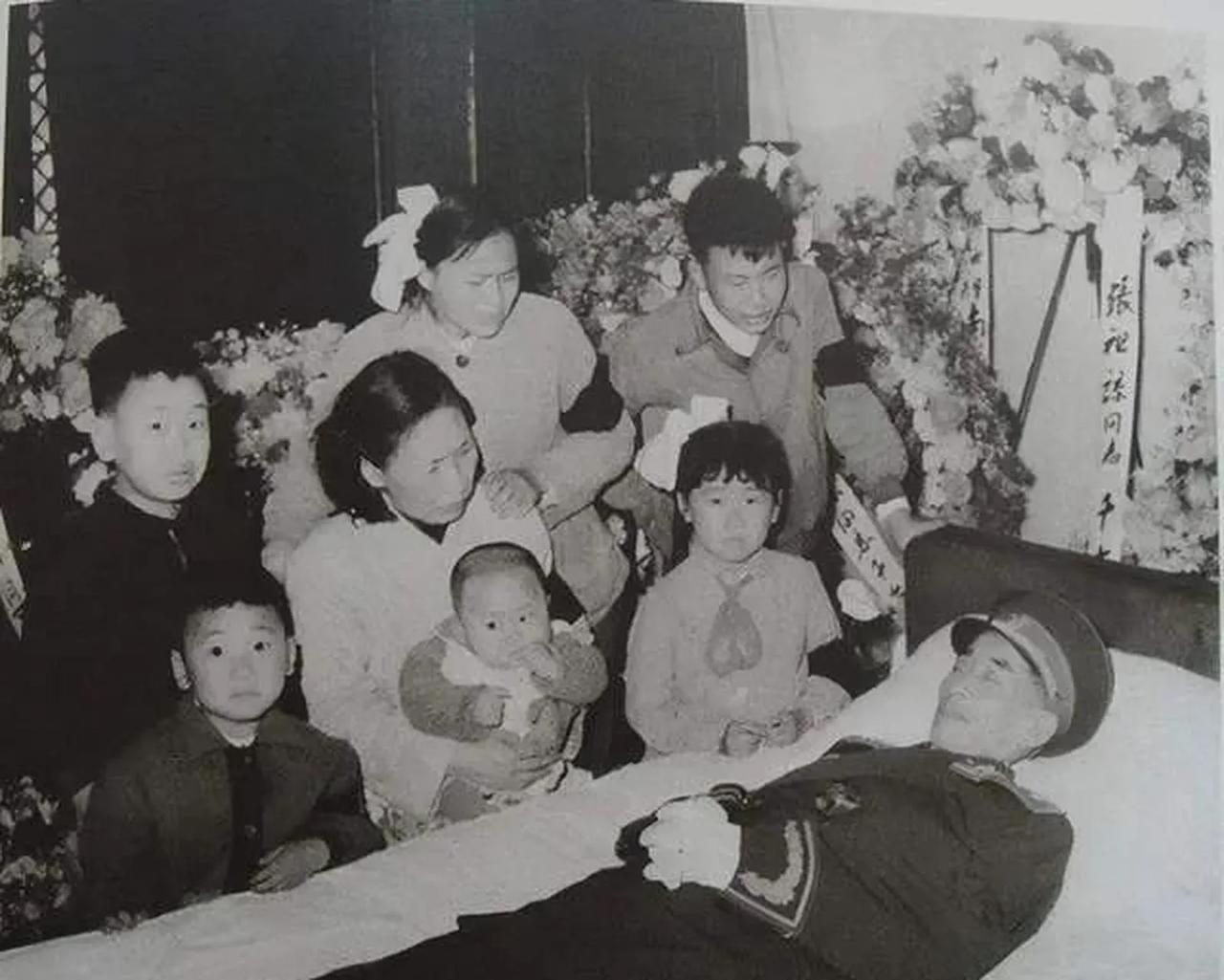 1961年，张祖谅将军的最后遗容，镜头中的他，安详地躺在那里，仿佛只是短暂地休息