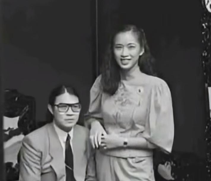 郭晶晶的公公与婆婆年轻时的留影