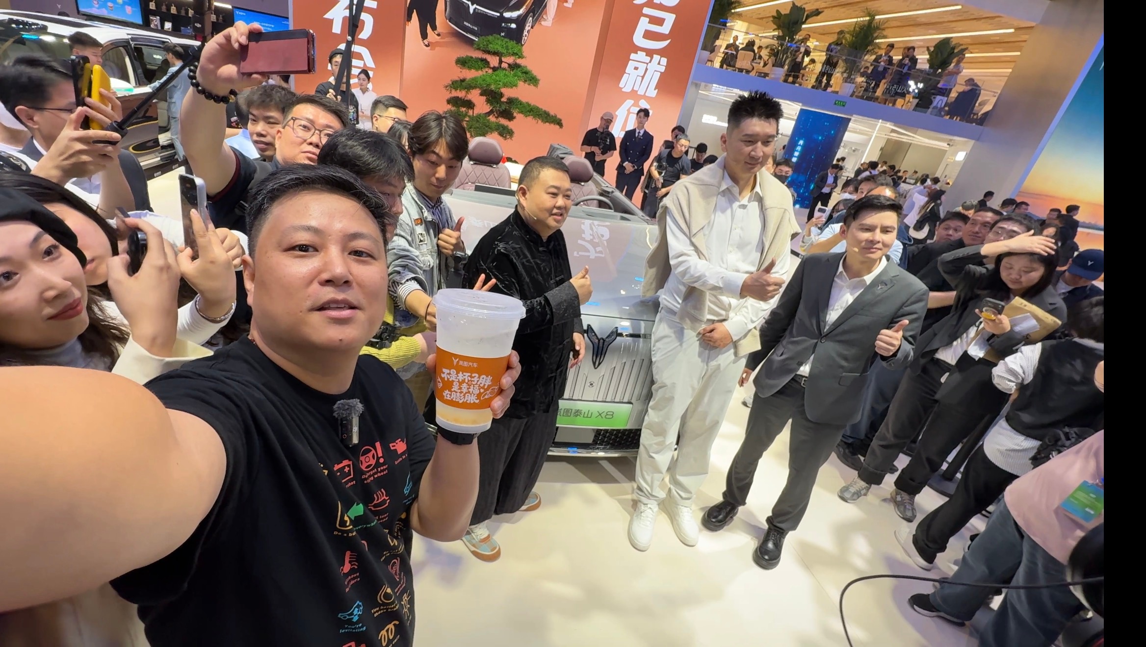 车展逛累了，赶上孙悦和孙越从岚图泰山X8后备箱里拿出来冰镇奶茶发我手里了，这是什
