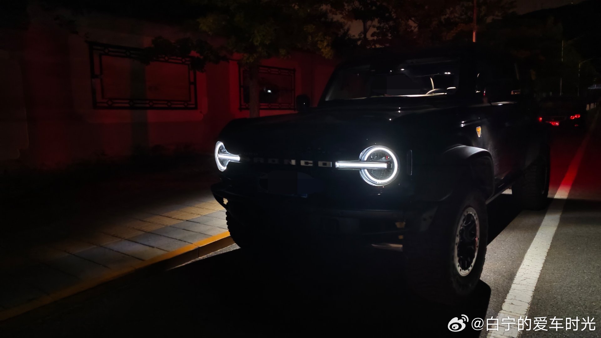 开#白宁的福特bronco烈马# 带我儿去夜探昆虫真是太对路了，虽然我们去的地方