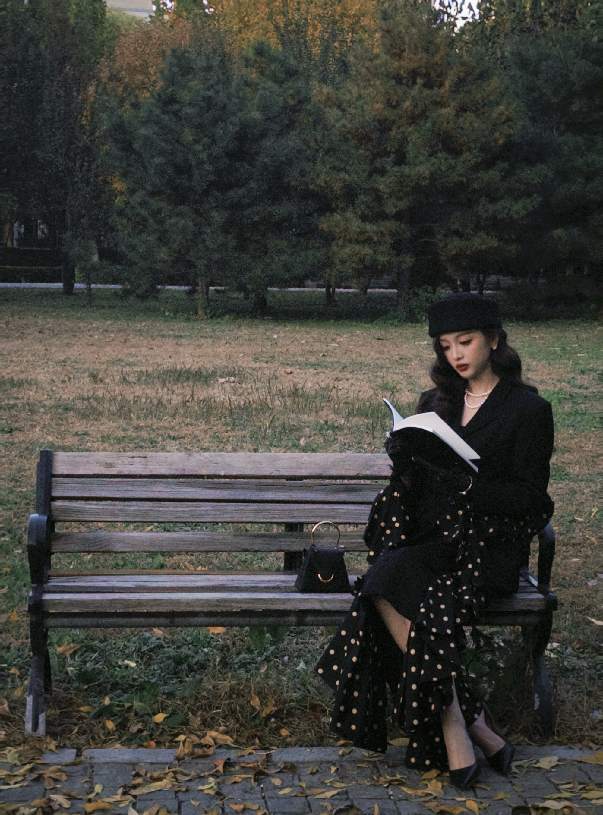 吴宣仪，浪漫穿搭：红唇裙装，解锁浪漫风情。吴宣仪