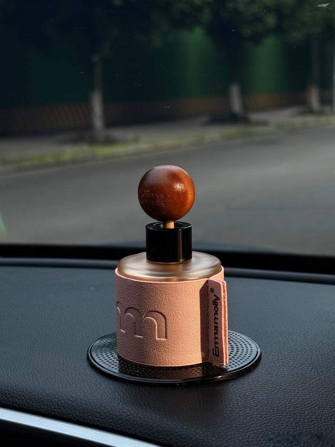 吉利汽车 我给上班搭子（星愿）的穿搭分享Version IV阴雨天的通勤路，幸亏