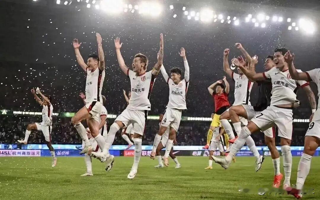 3-2绝境翻盘蓉城球员发文走心感慨，王大雷暖心留言送鼓励
 
 北京时间8月17