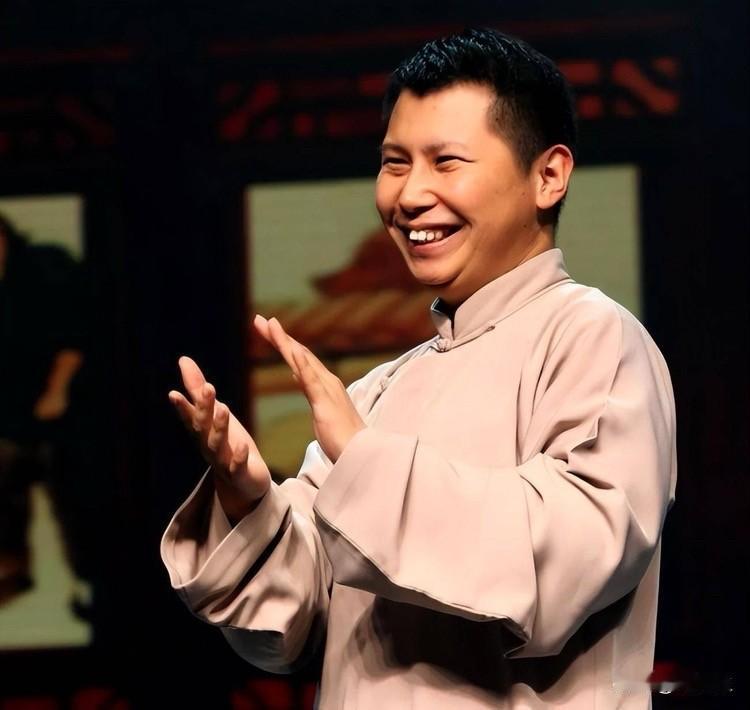 有人评论说，何沄伟是相声大师？
何沄伟还是京剧大师？
他的柳活在当今曲艺界独一无