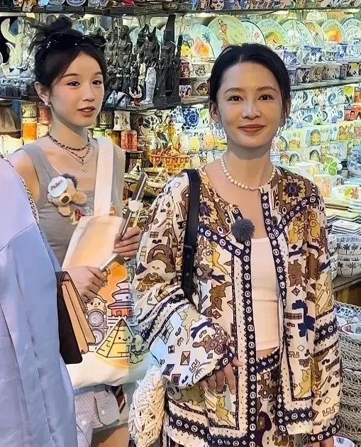 李沁后面这位女士是谁？非常有气质