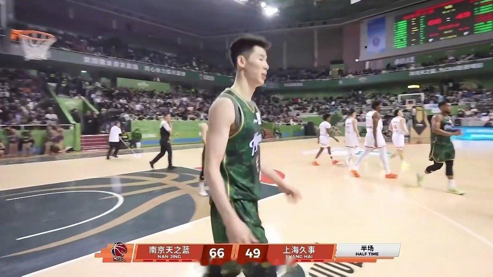 郭昊文对上海上半场拿了22分。打小日子让他进吧。同曦男篮vs上海男篮