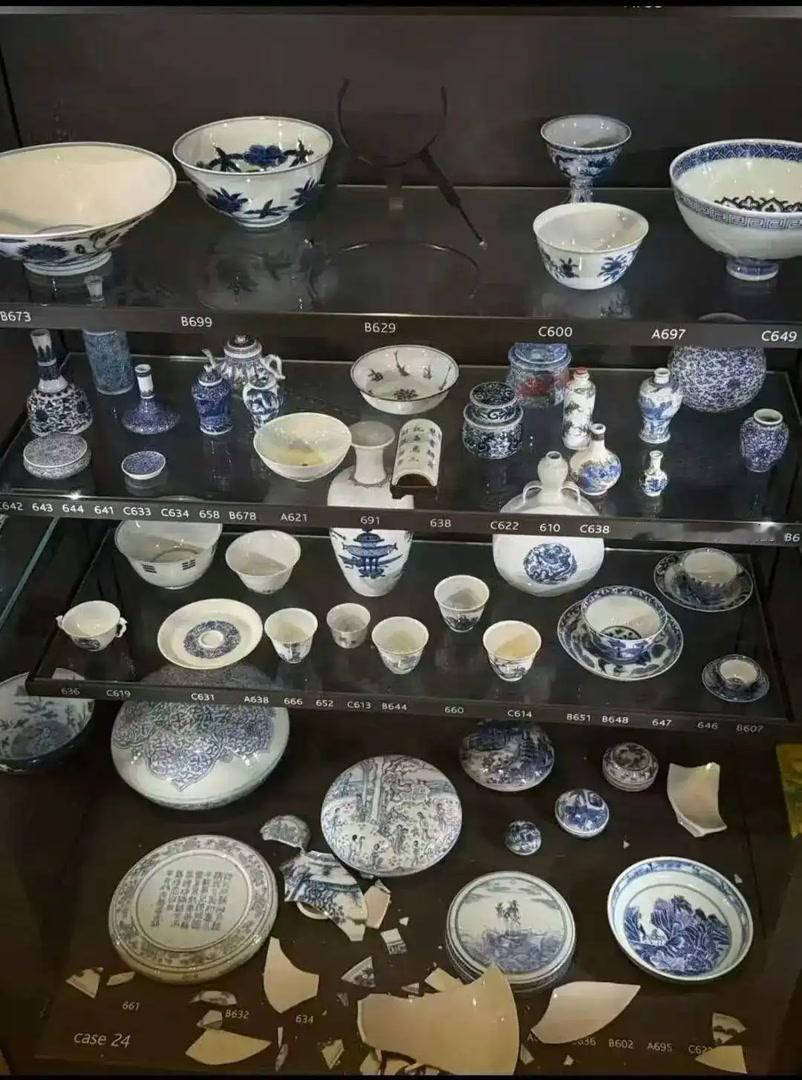 英国从中国掠夺的宝贝，就这么被他们糟蹋了。
 
10月4日，大英博物馆95号展厅