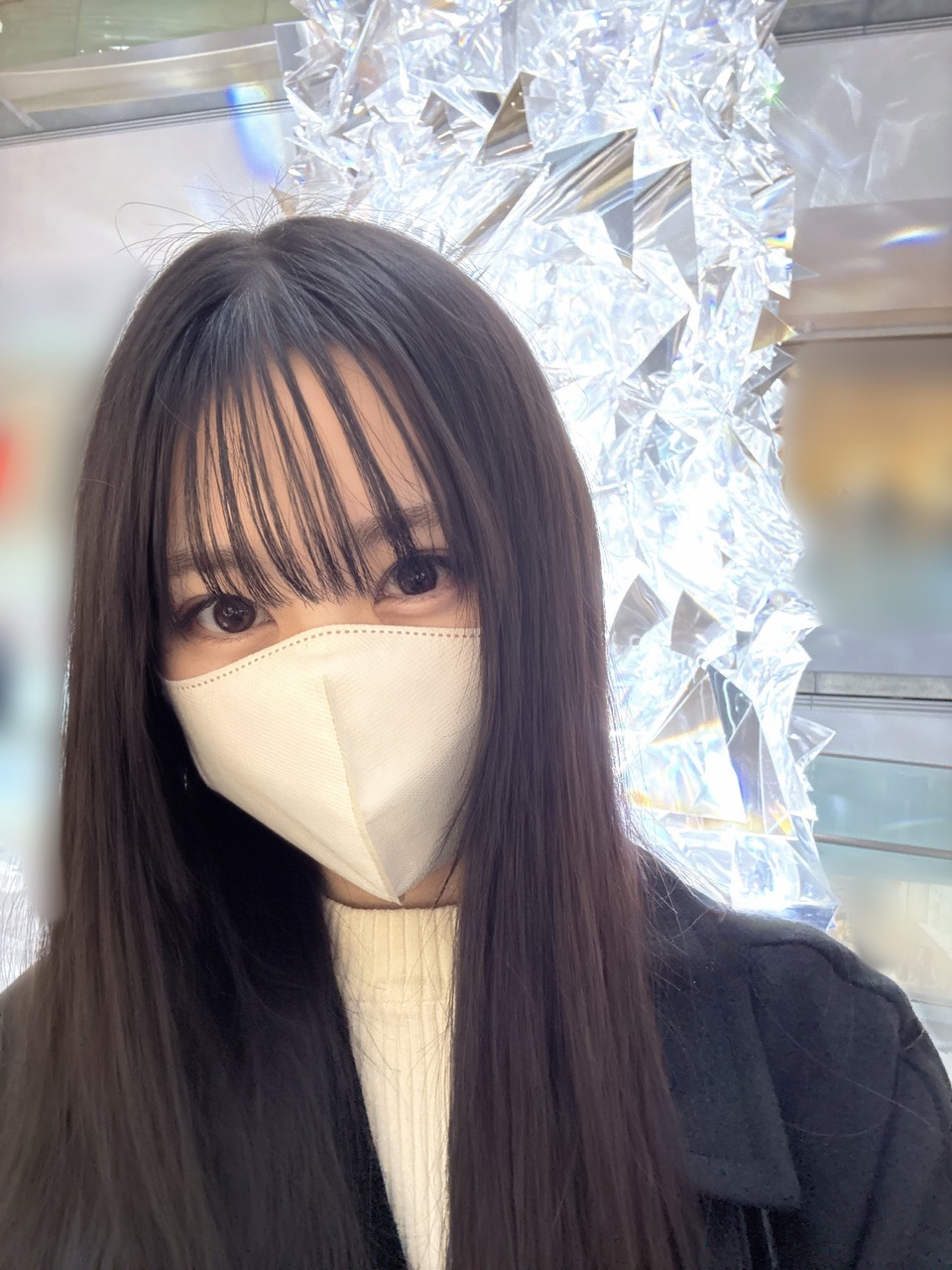 鶴崎仁香「最近、朝から冷え込む日も増えて、街を歩くとキラキラしたツリーやライトア