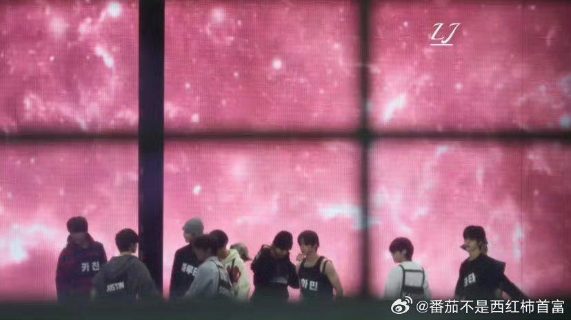 刚下飞机就彩排的smtr25✨他们不会还要表演咆哮和路西法吧[笑cry]smtr