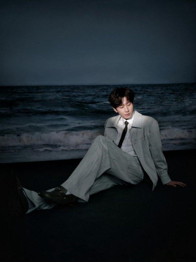 成毅一边wink一边推剧 成毅今晚真是绝了，好看得不行，还一边wink一边推剧，