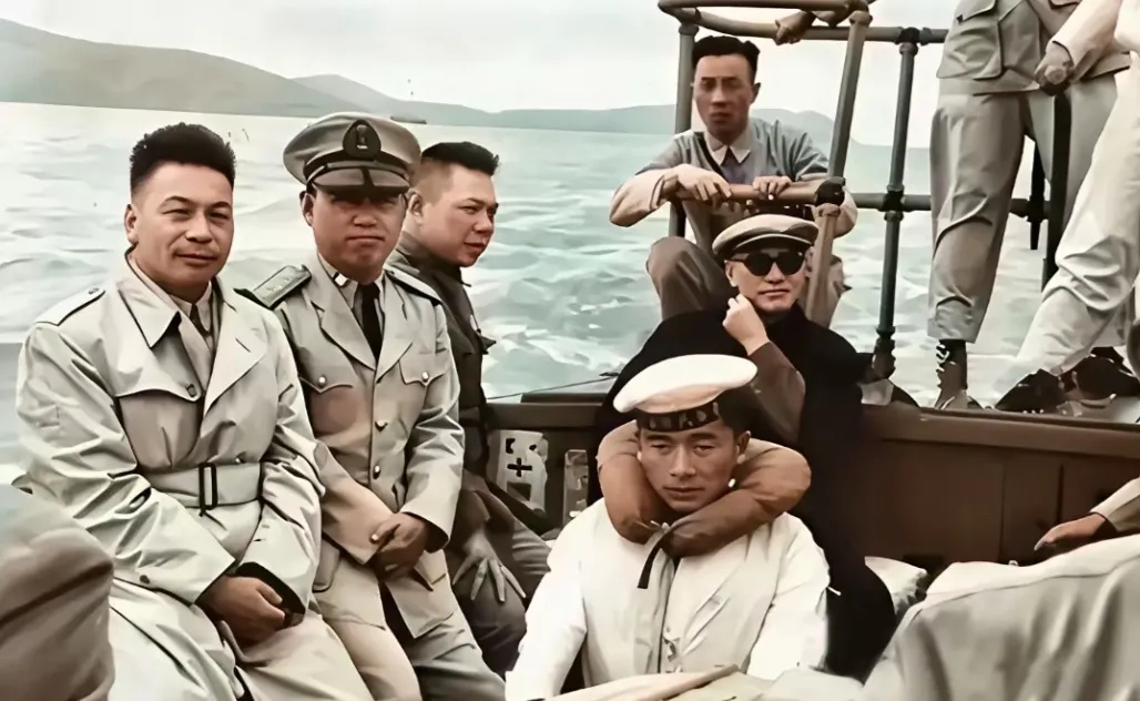 1954年5月6日，蒋介石与蒋经国搭乘炮艇视察大陈岛海域。蒋介石头戴鸭舌帽、墨镜