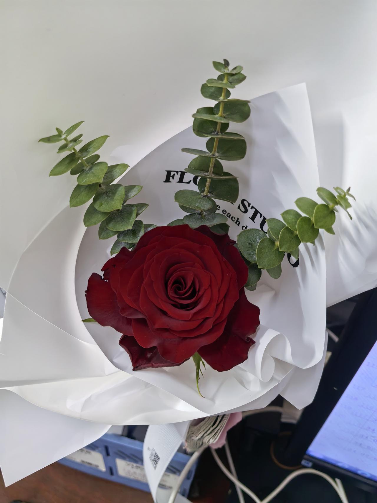 说起来挺搞笑的，我一个中年妇女除了家就是公司，整天围着老公孩子转，而老公却隔三岔