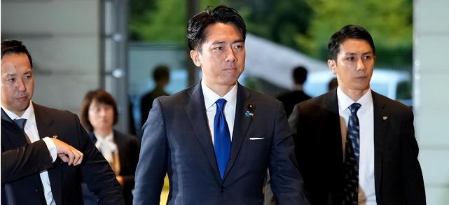 这两天，日本防卫相小泉进次郎急得直跳脚，连续两天召开发布会疯狂“喊冤”。这事儿，