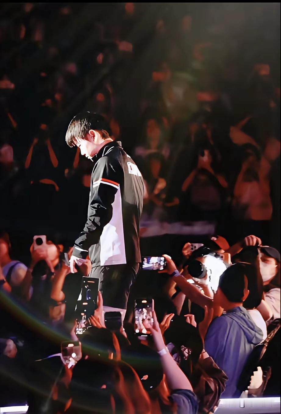 今日头条：
莎莎进入混团世界杯赛场
仿佛千军万马
奔腾而来
闪光灯
欢呼声
此起