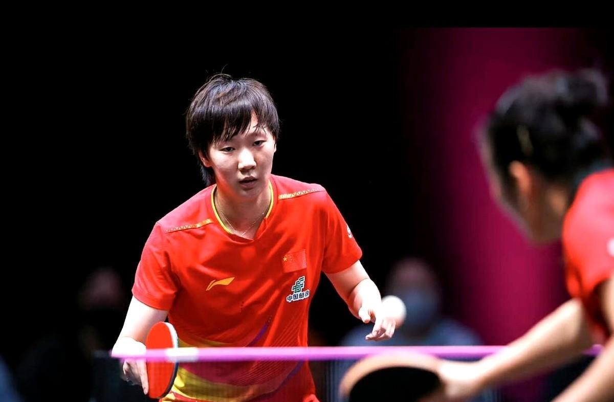 国乒女单这边，出大事了，王艺迪刚下场，王曼昱也跟着出局了，赛场记分牌的红灯还没熄
