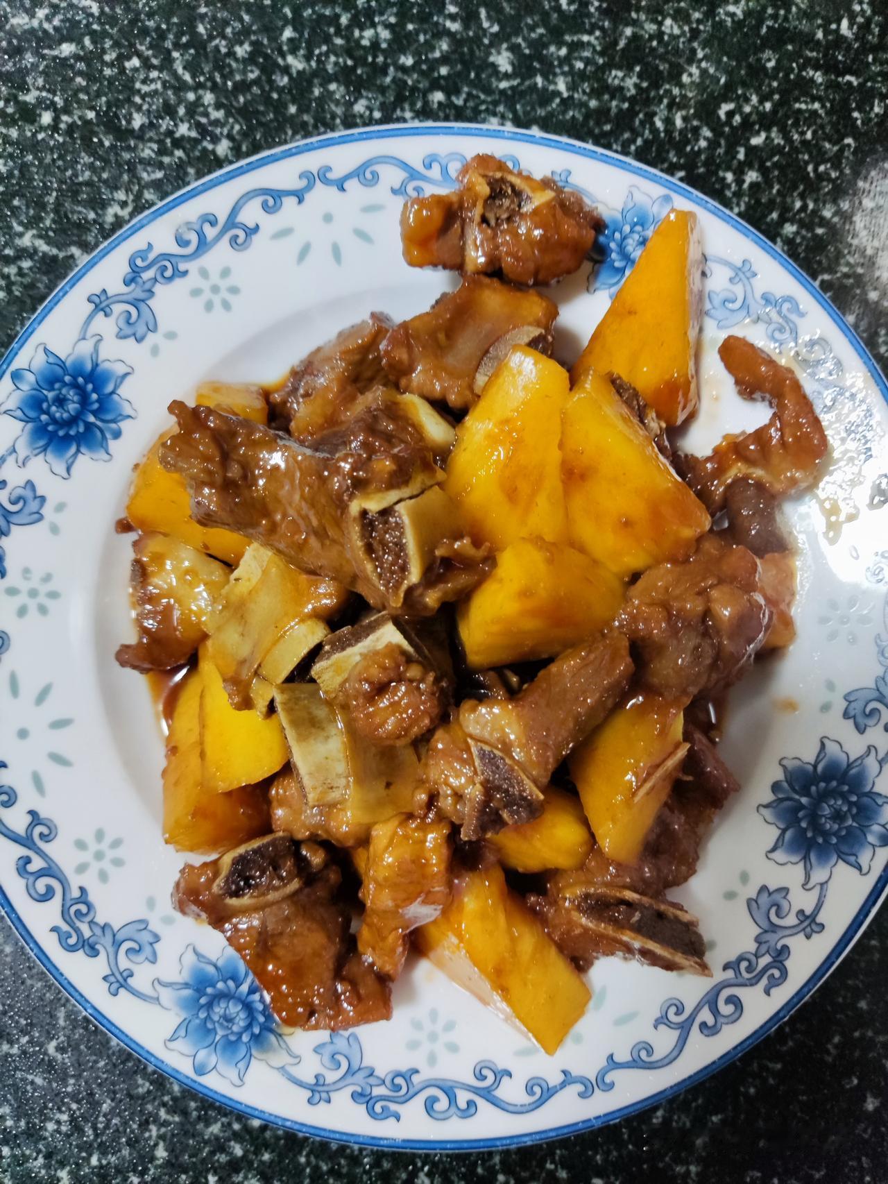 今晚做的开胃小菜[灵光一闪]
一个酸甜，一个小辣，一个素炒，完美的打开了家人的胃