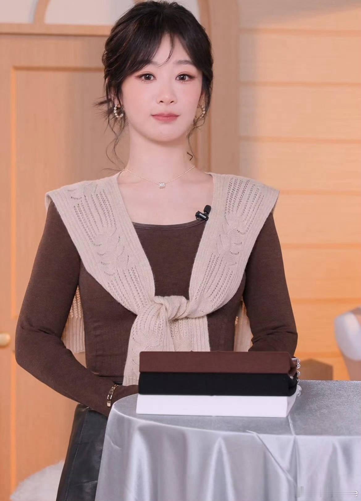 杨紫[超话] yz杨紫 秋日女友忙完了，来看我女朋友杨紫啦，今天好美腻，好可爱[