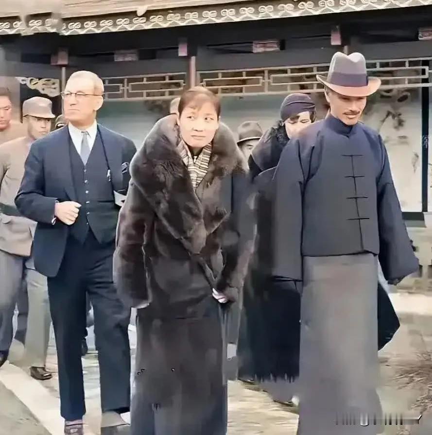 这才是1934年蒋中正和夫人宋美龄在山西的真实样貌，这绝非演戏，也并不是电视剧中
