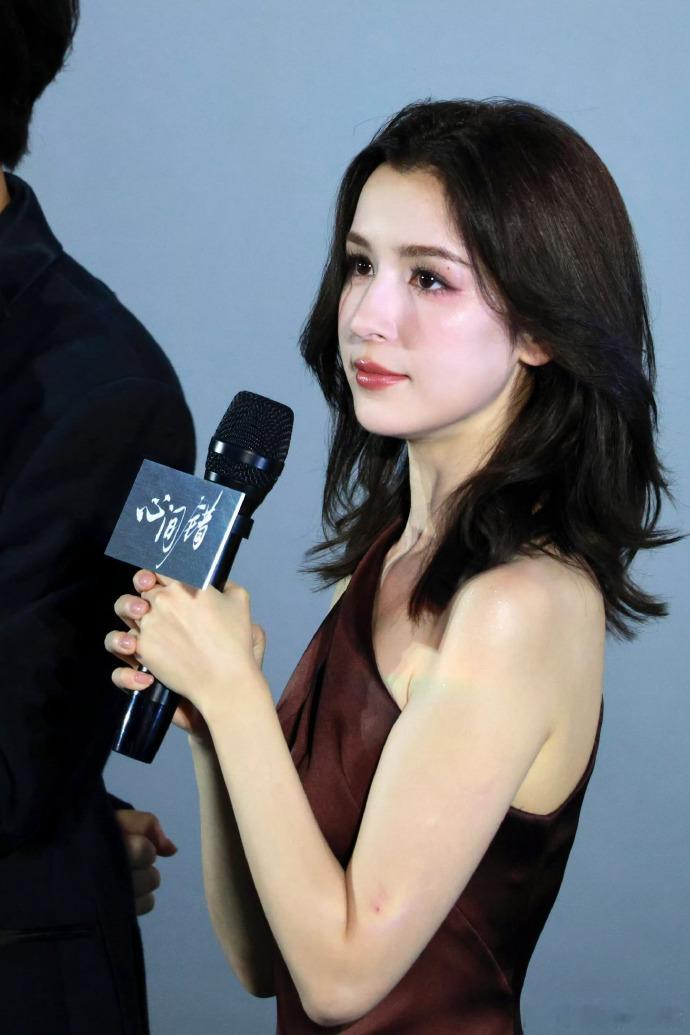 哈妮克孜参加过尺度最大的剧宣被哈妮克孜生图美一大跳独自蹲完整场线下直播，每一次近