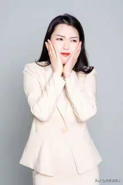 昨晚迷迷糊糊快进入梦乡时，胸口突然像压了块石头似的闷得慌，伸手想推醒身边的人，却