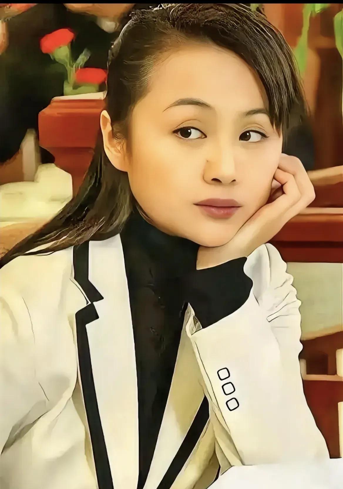 她长相清纯，多才多艺，是位非常优秀的主持人，你对她还有印象吗？#娱乐# #明星#