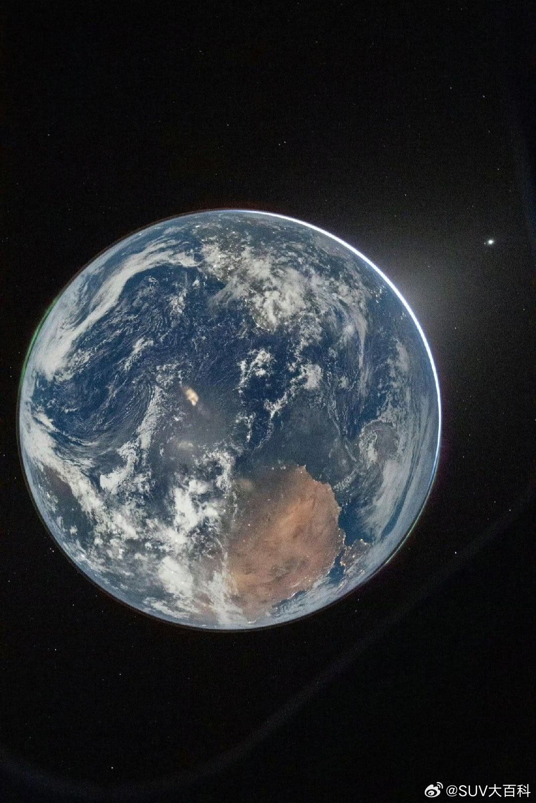 阿尔忒弥斯2号宇航员舷窗照遥远孤独的蓝色星球。在海上仰望星空就觉得人类这点事儿太