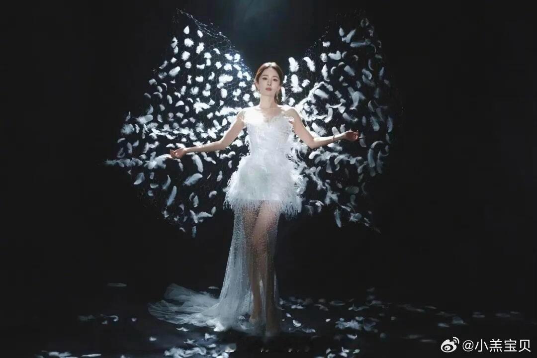 杨幂白色羽毛连衣裙仙女穿搭 