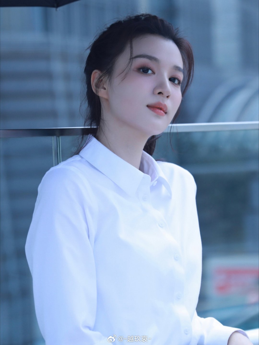 广大网友们都急需爱情有烟火女主钱菲的发色，在室内是黑色的，刚开始在光下是紫色的，